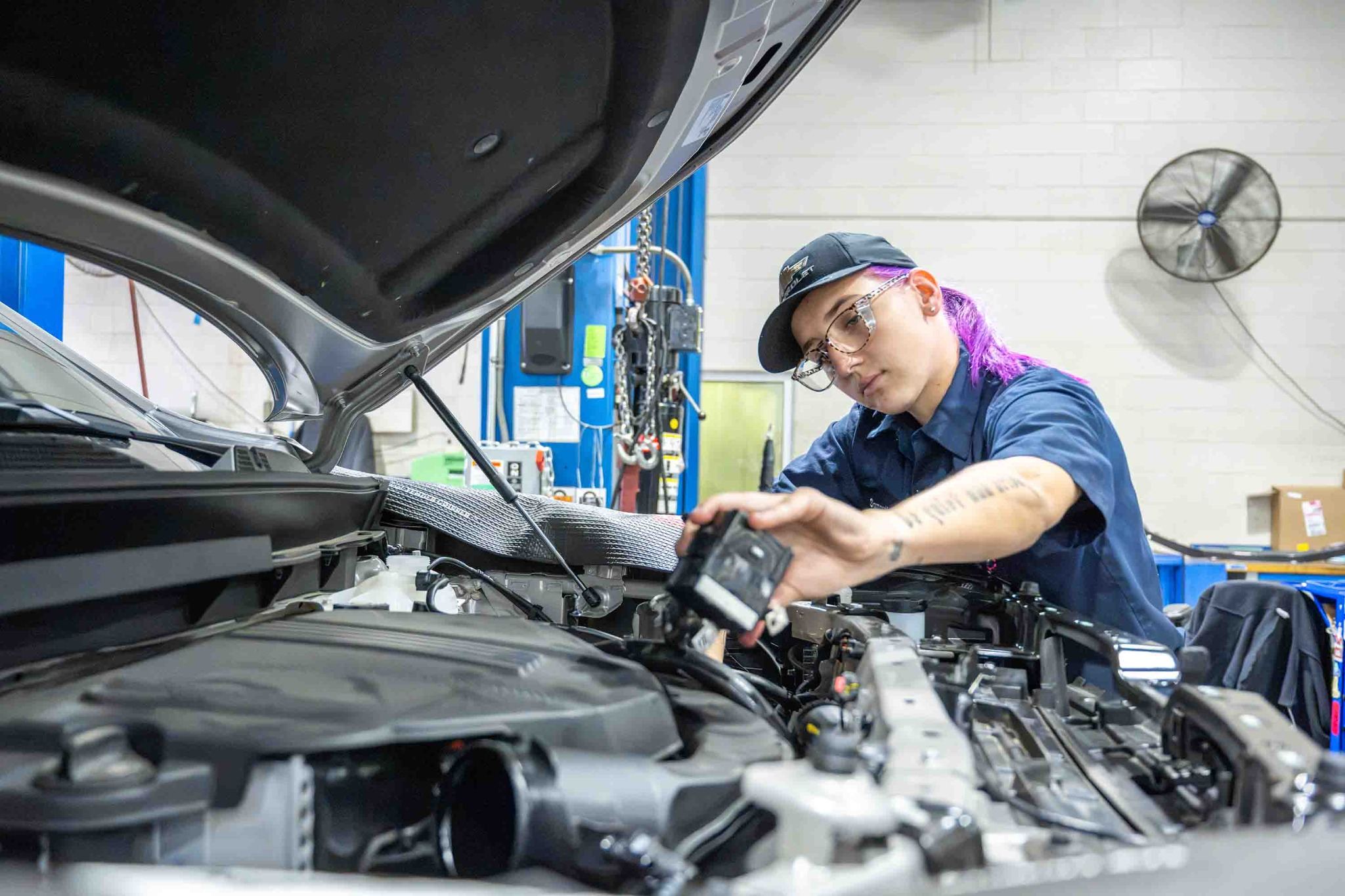 GM正規販売店で車両を整備するサービス技術者