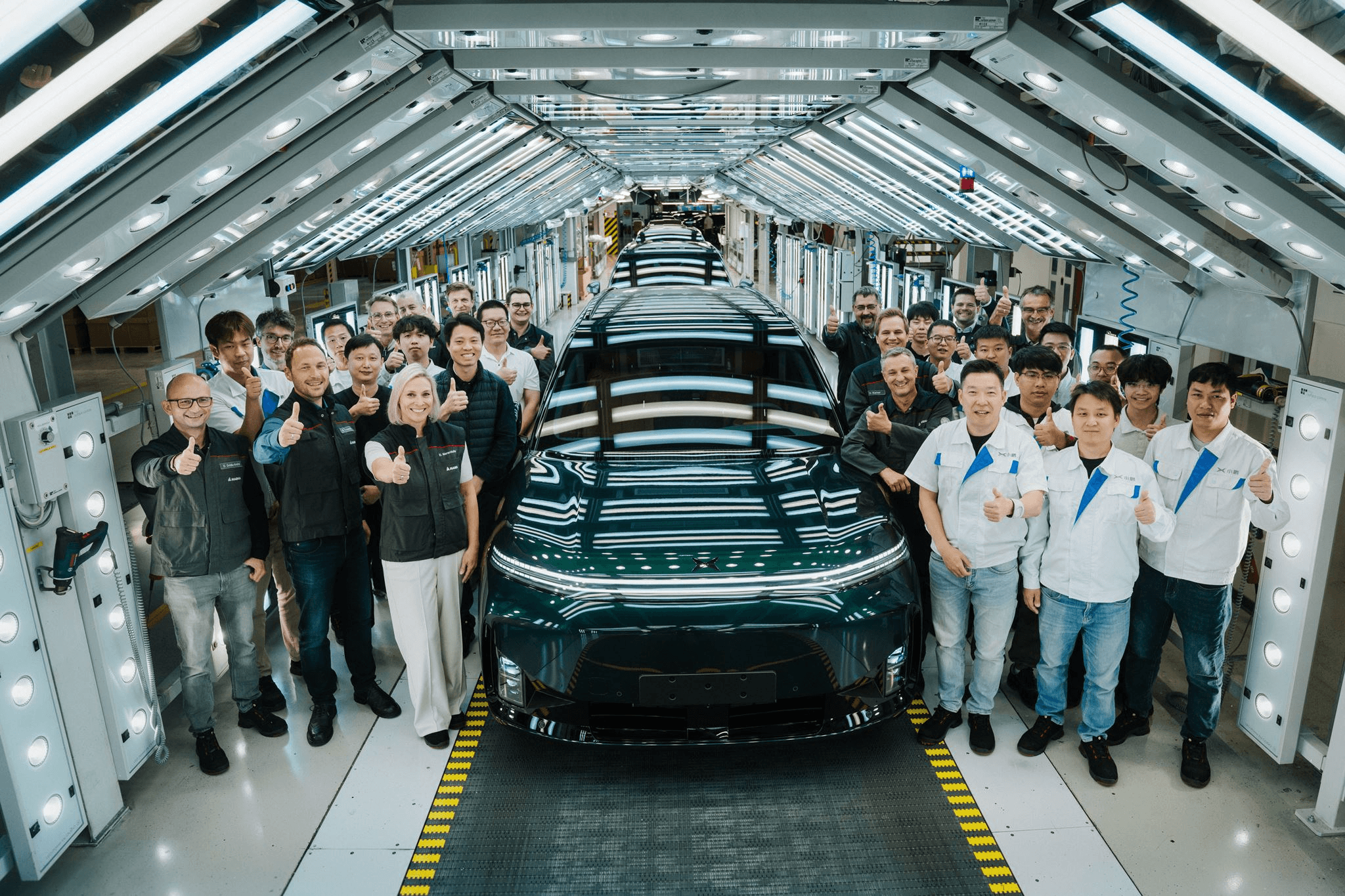 マグナのグラーツ工場で試験生産した小鵬G9Lと関係者