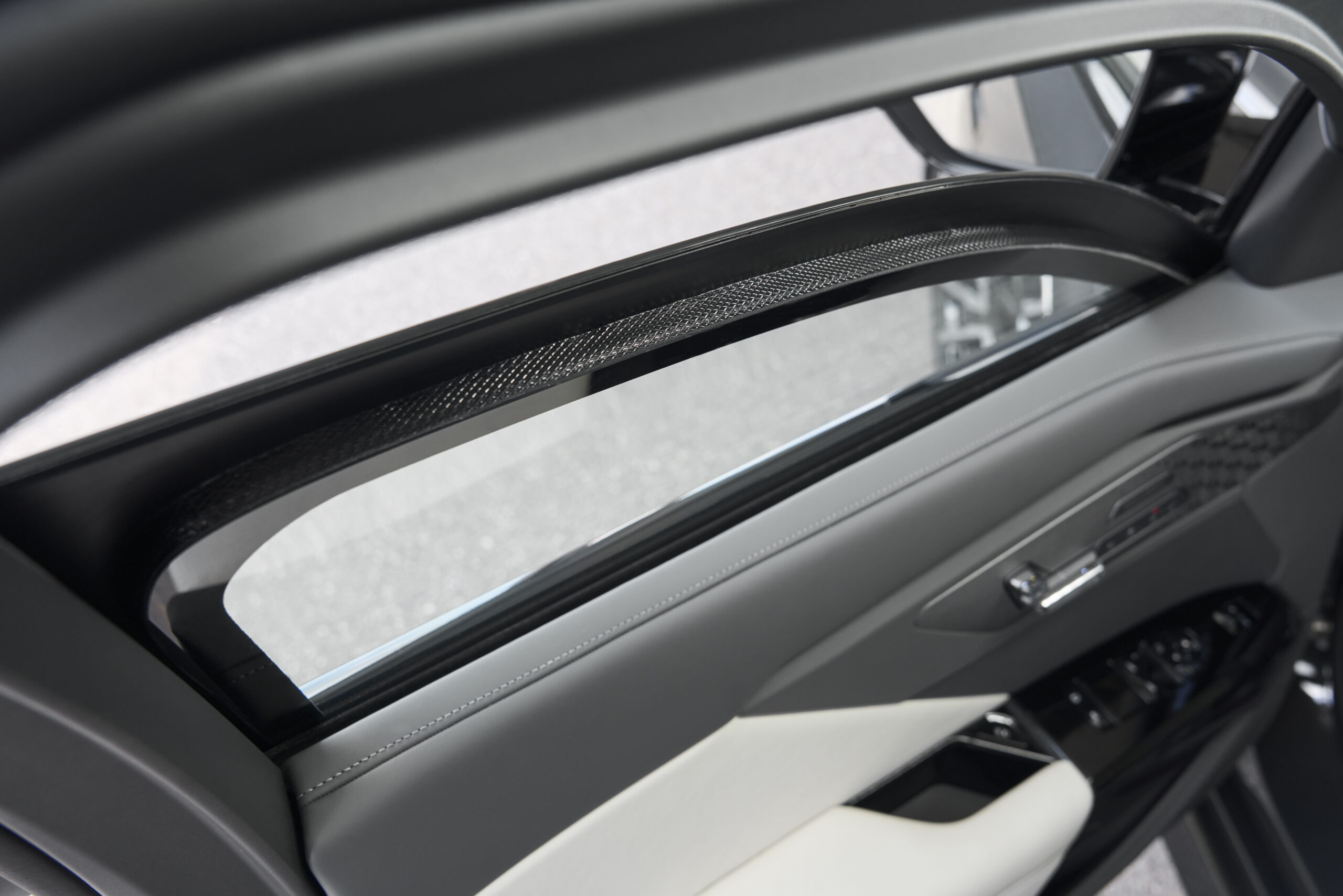 BMWコンセプト7プロテクションに装着した厚い防弾ガラス