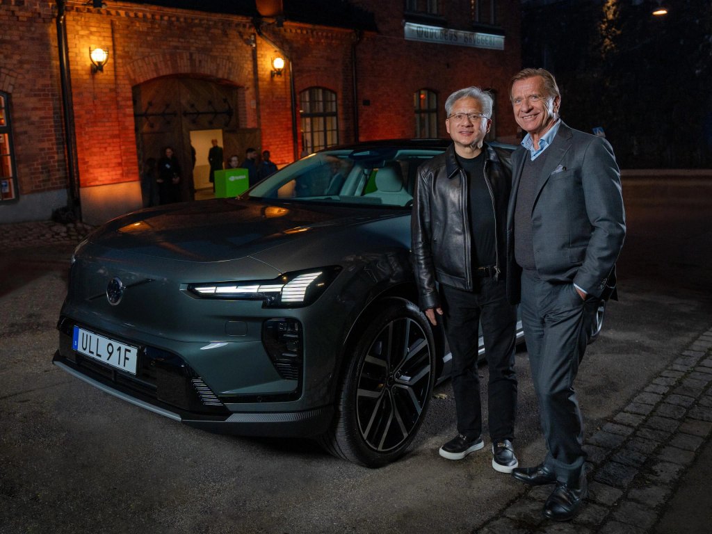 ボルボ車の前に立つNVIDIAのジェンスン・フアンCEO(左)とボルボ・カーズのホーカン・サムエルソンCEO